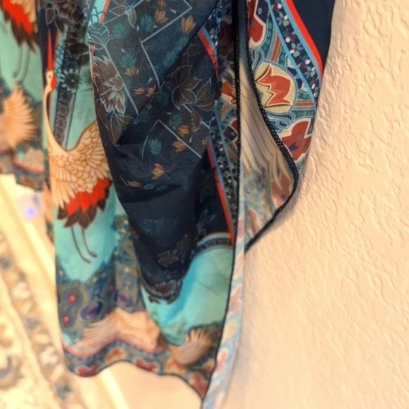 Kimono open front, great design, flying cranes,one size an lightweight.NWOT. - Picture 3 of 5